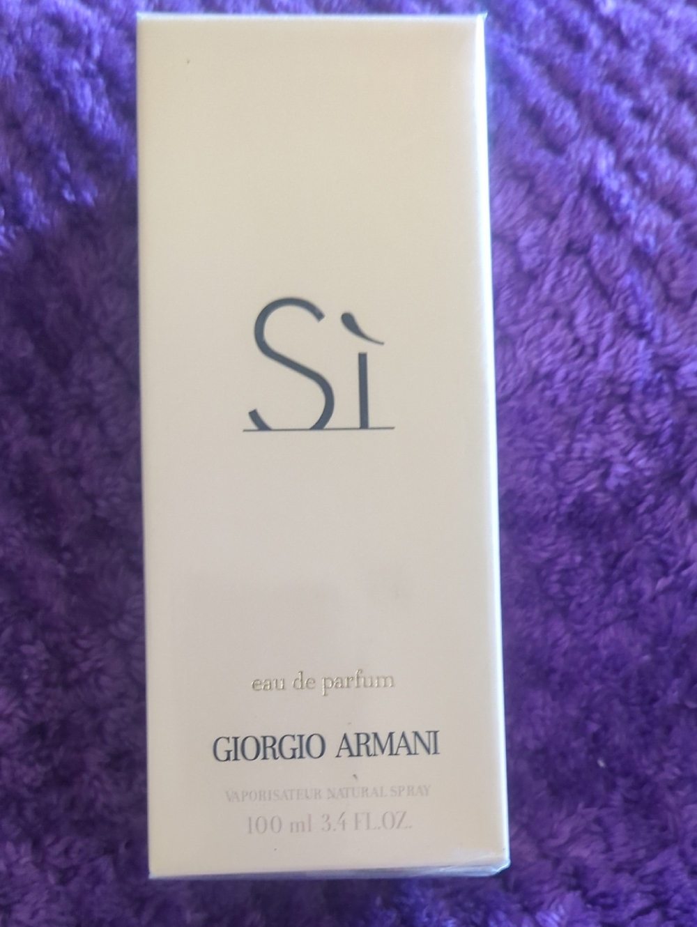 Giorgio Armani Sì Eau de Parfum – White with Navy Accents